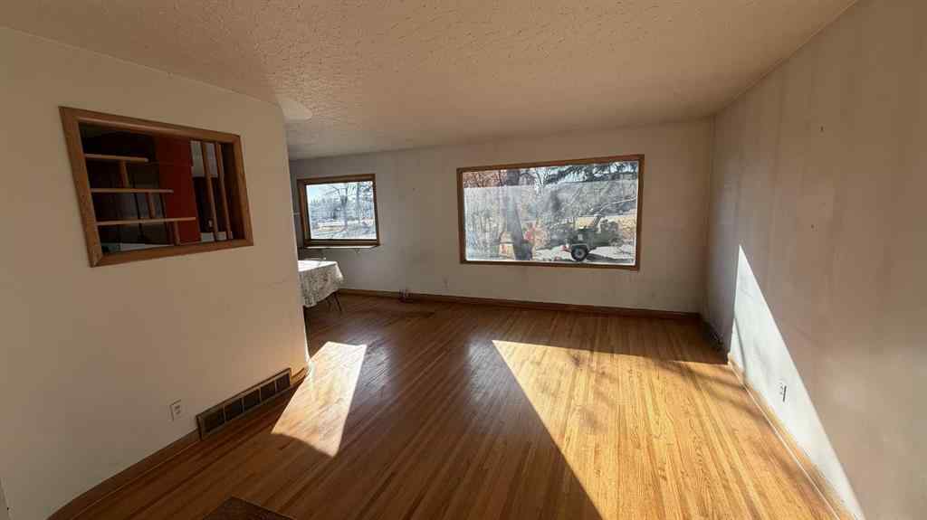 MLS® A2267074 - 8 Carnarvon Way NW in Cambrian Heights Calgary, Residential