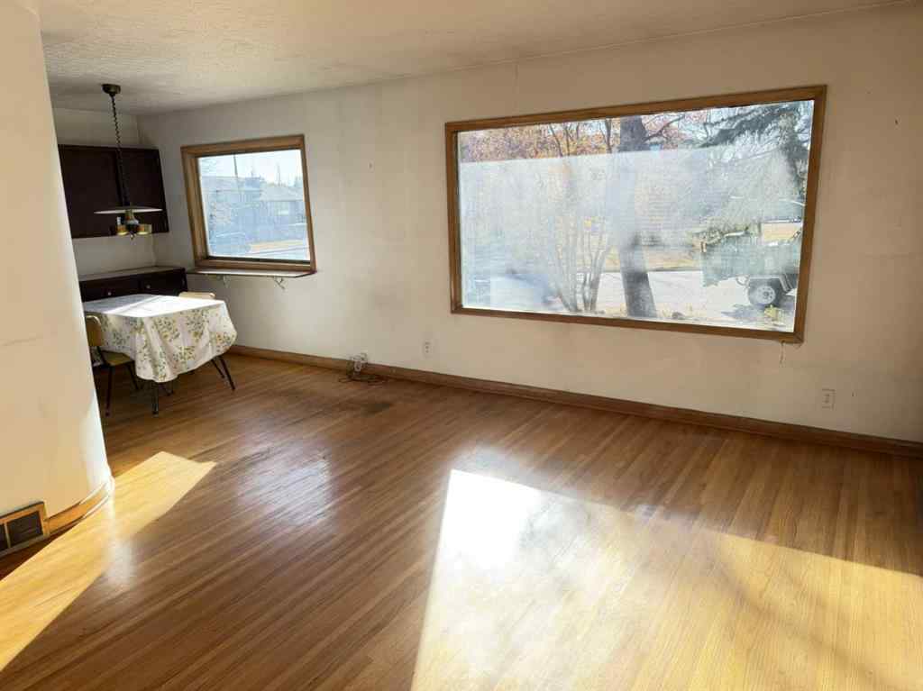 MLS® A2267074 - 8 Carnarvon Way NW in Cambrian Heights Calgary, Residential