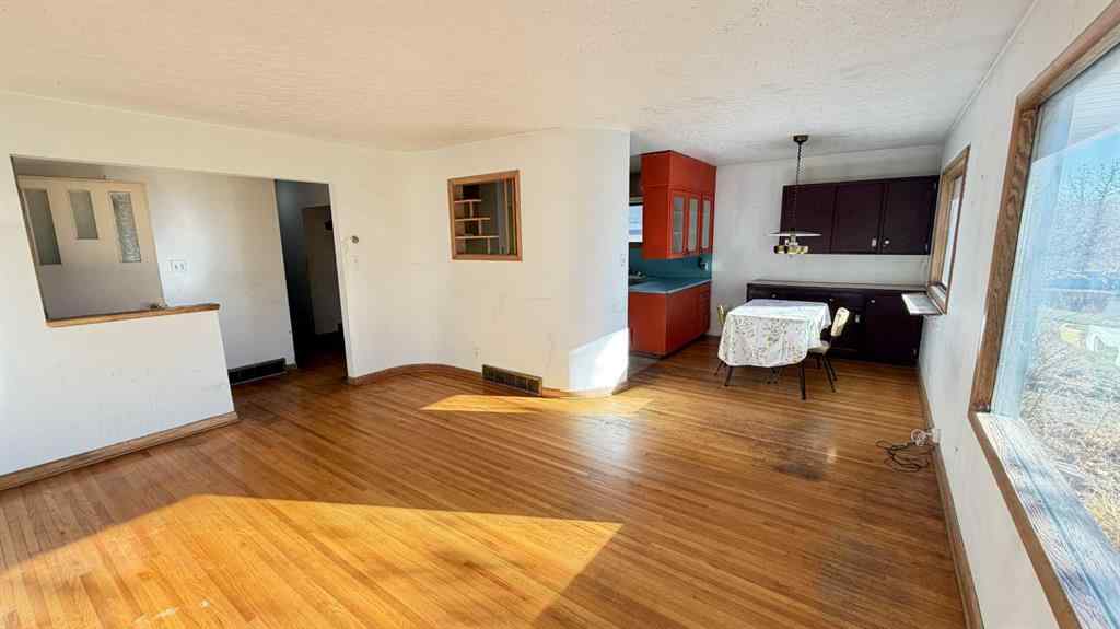 MLS® A2267074 - 8 Carnarvon Way NW in Cambrian Heights Calgary, Residential