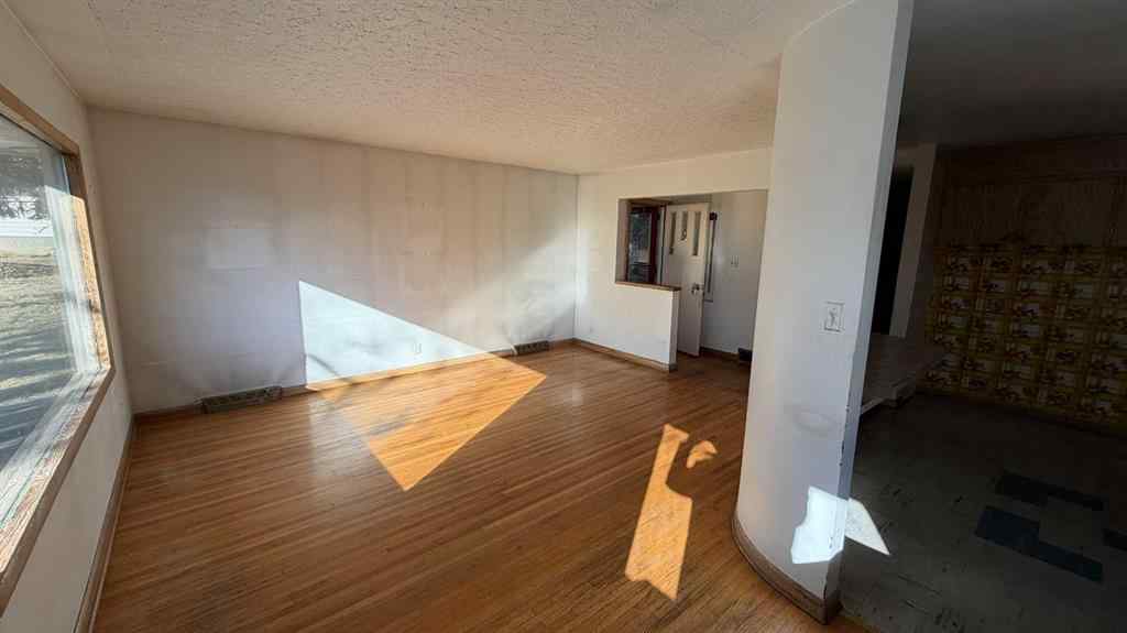 MLS® A2267074 - 8 Carnarvon Way NW in Cambrian Heights Calgary, Residential