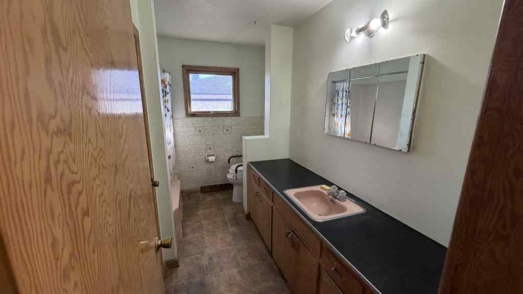 MLS® A2267074 - 8 Carnarvon Way NW in Cambrian Heights Calgary, Residential