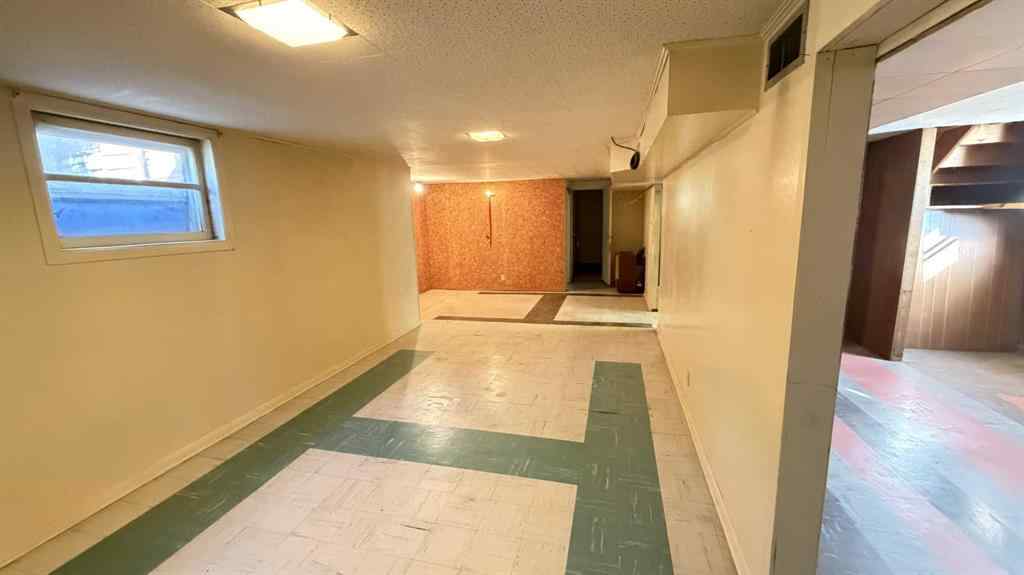 MLS® A2267074 - 8 Carnarvon Way NW in Cambrian Heights Calgary, Residential