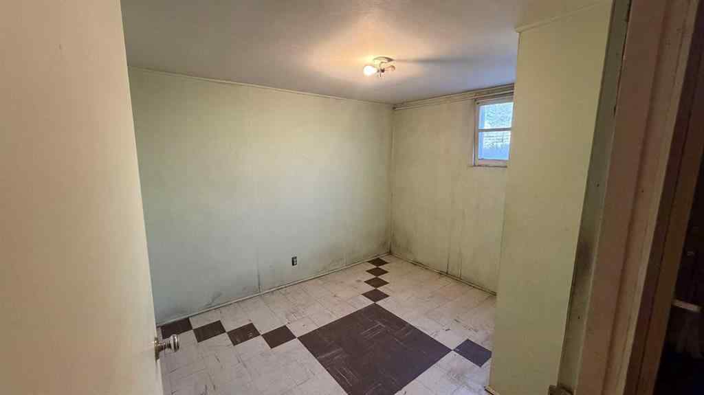 MLS® A2267074 - 8 Carnarvon Way NW in Cambrian Heights Calgary, Residential