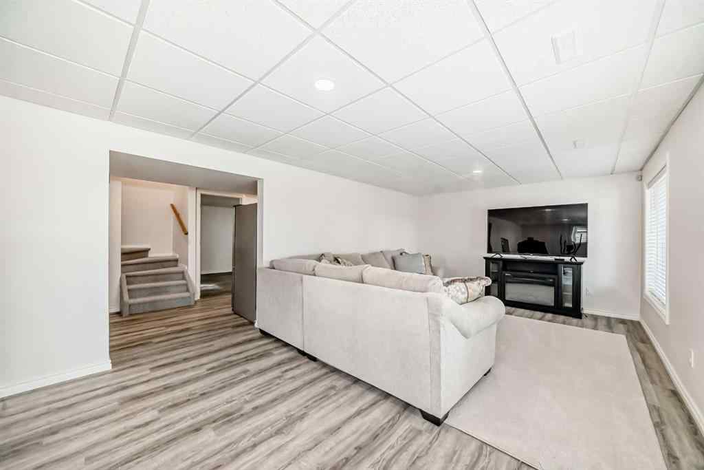 MLS® A2267077 - 7 Stage Coach Meadow  in Sharp Hill Rural Rocky View County, Residential