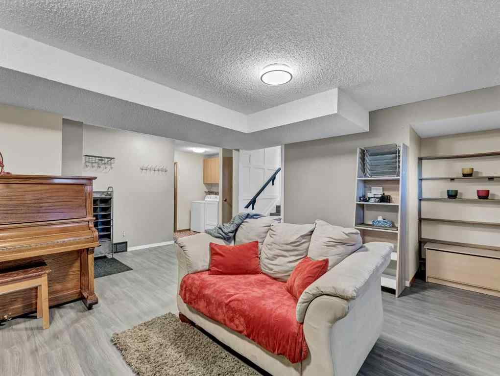 MLS® A2267095 - 35 Rideau Crescent SE in Ross Glen Medicine Hat, Residential