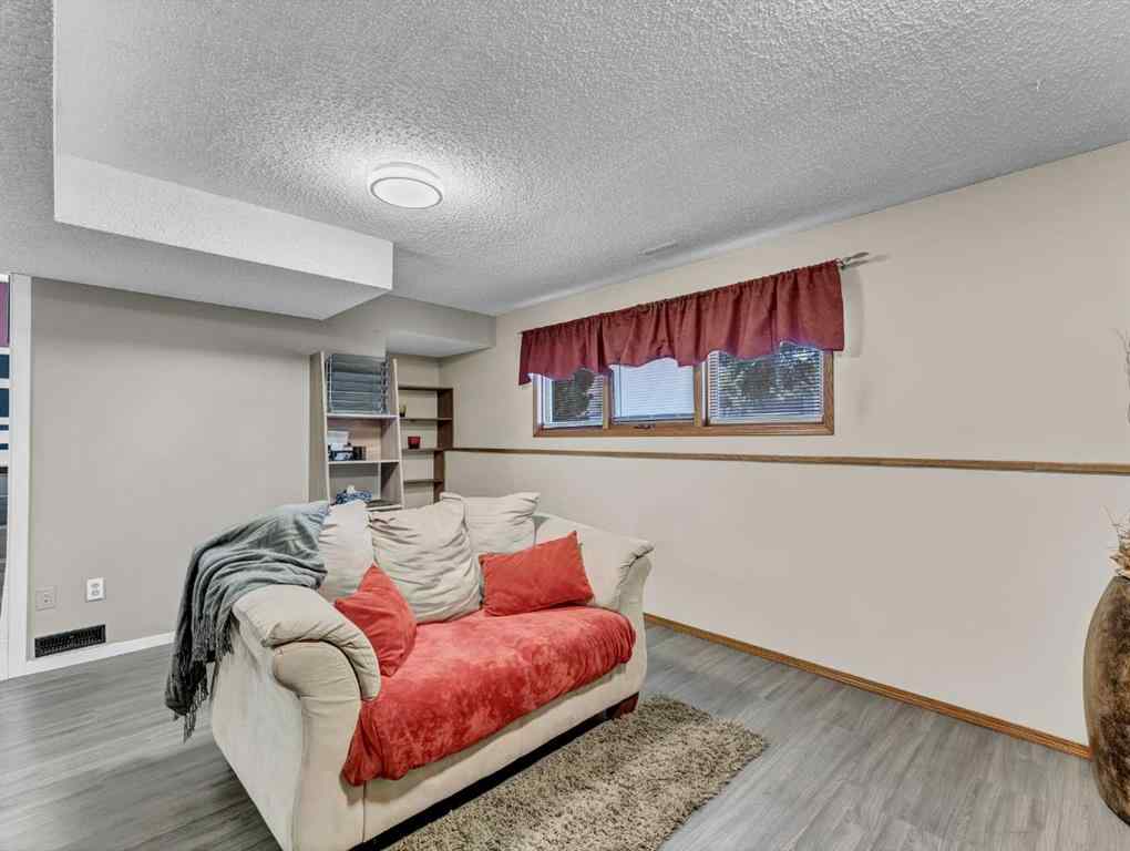 MLS® A2267095 - 35 Rideau Crescent SE in Ross Glen Medicine Hat, Residential