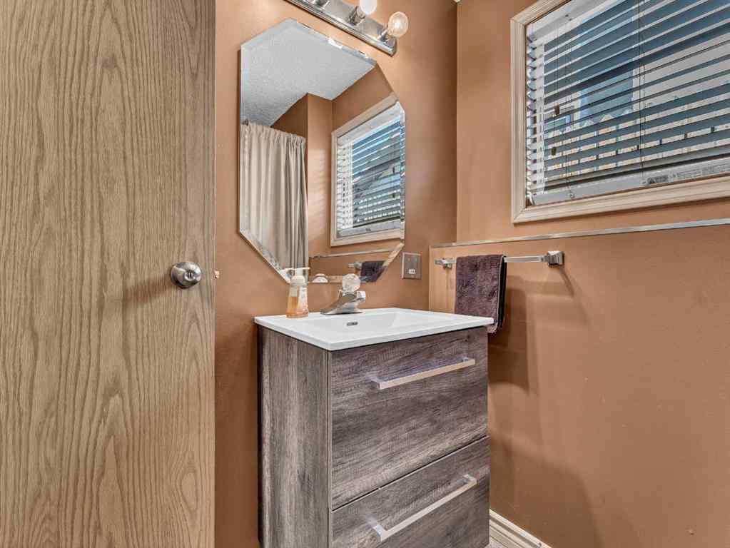 MLS® A2267095 - 35 Rideau Crescent SE in Ross Glen Medicine Hat, Residential