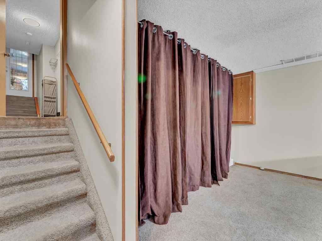 MLS® A2267095 - 35 Rideau Crescent SE in Ross Glen Medicine Hat, Residential