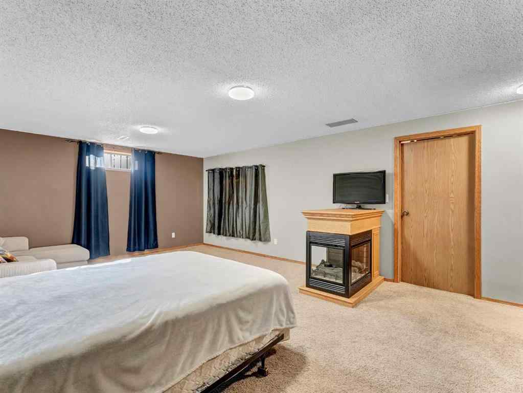 MLS® A2267095 - 35 Rideau Crescent SE in Ross Glen Medicine Hat, Residential