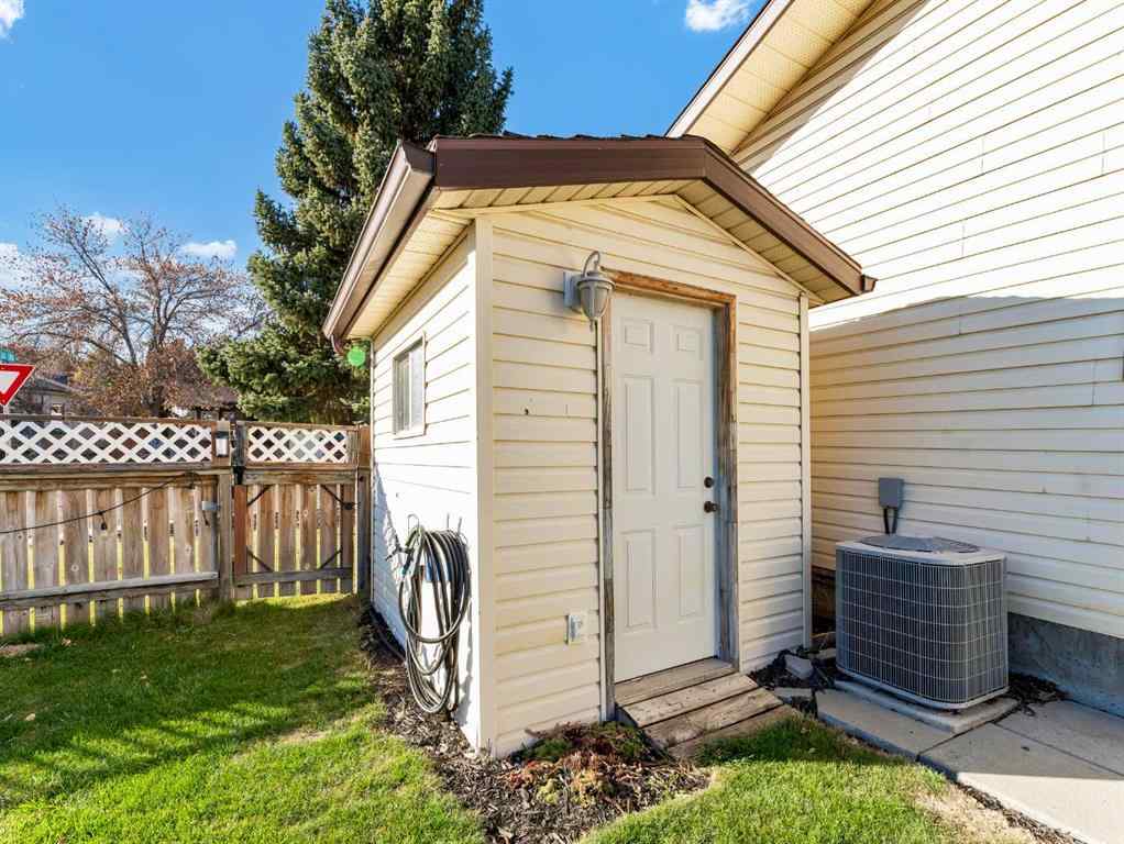 MLS® A2267095 - 35 Rideau Crescent SE in Ross Glen Medicine Hat, Residential