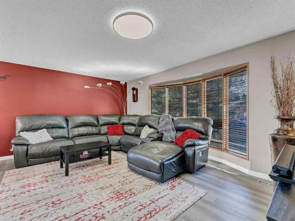 MLS® A2267095 - 35 Rideau Crescent SE in Ross Glen Medicine Hat, Residential