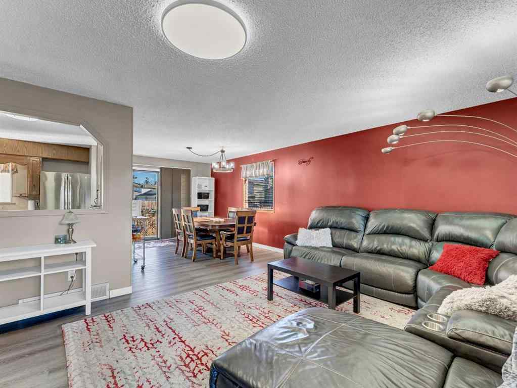 MLS® A2267095 - 35 Rideau Crescent SE in Ross Glen Medicine Hat, Residential