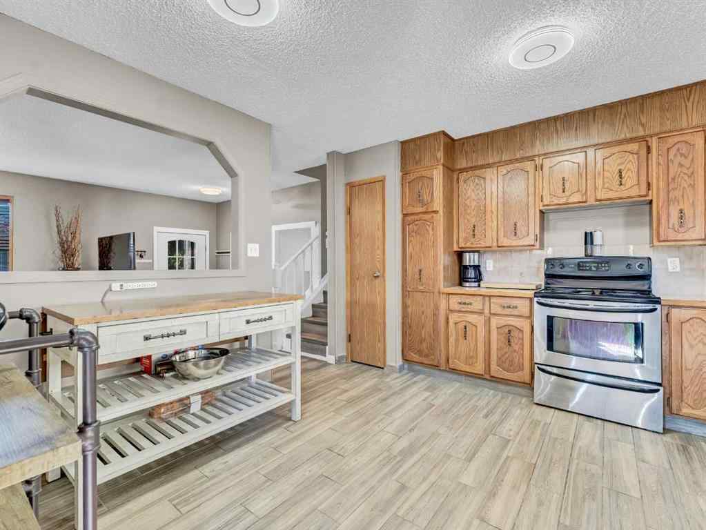 MLS® A2267095 - 35 Rideau Crescent SE in Ross Glen Medicine Hat, Residential