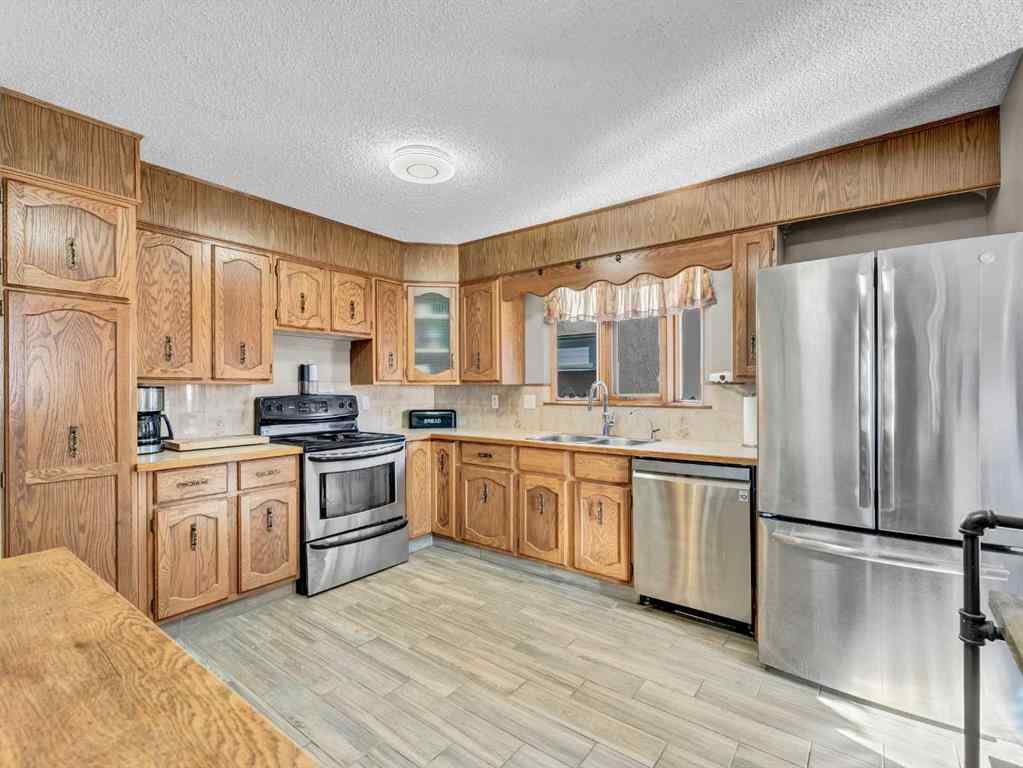 MLS® A2267095 - 35 Rideau Crescent SE in Ross Glen Medicine Hat, Residential