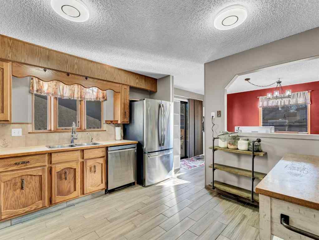 MLS® A2267095 - 35 Rideau Crescent SE in Ross Glen Medicine Hat, Residential