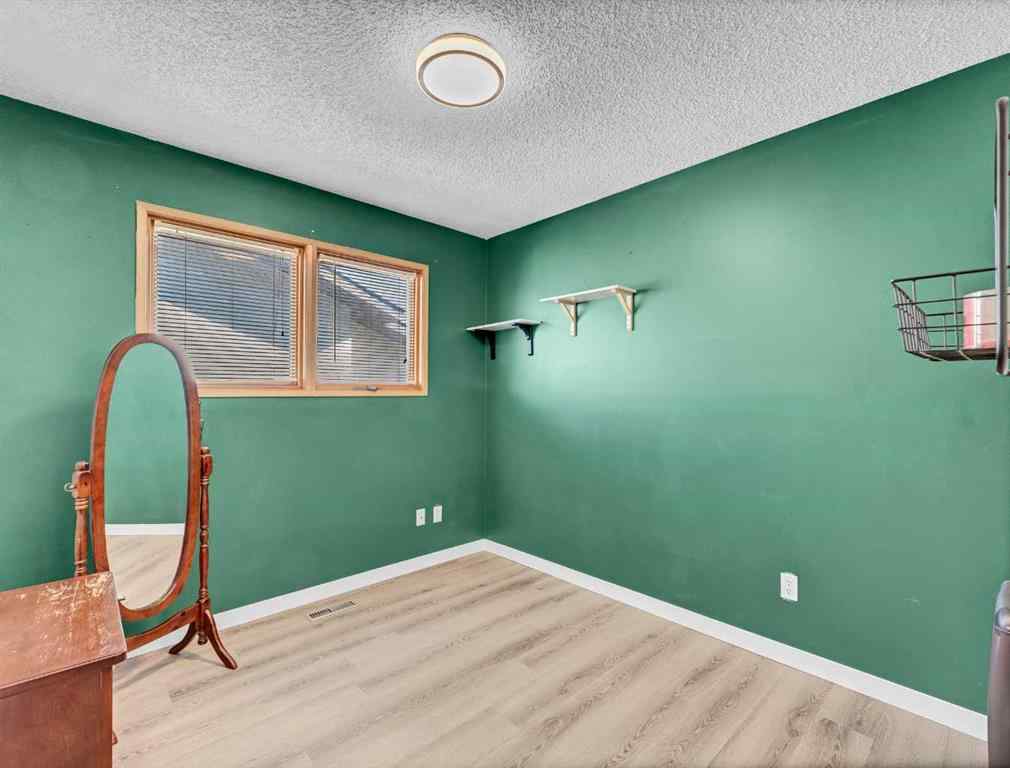 MLS® A2267095 - 35 Rideau Crescent SE in Ross Glen Medicine Hat, Residential