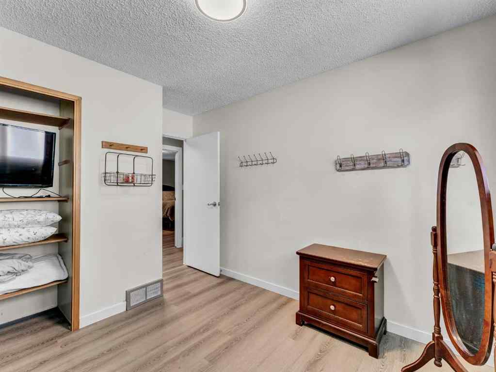 MLS® A2267095 - 35 Rideau Crescent SE in Ross Glen Medicine Hat, Residential