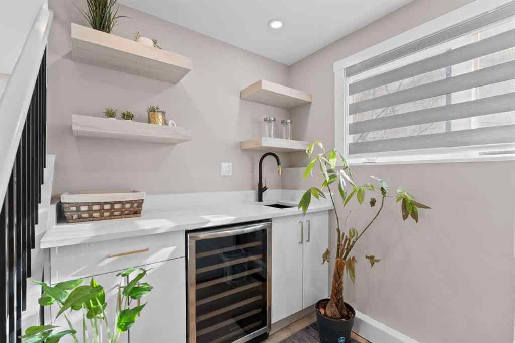 MLS® A2267116 - 3832 40 Avenue NW in Varsity Calgary, Residential