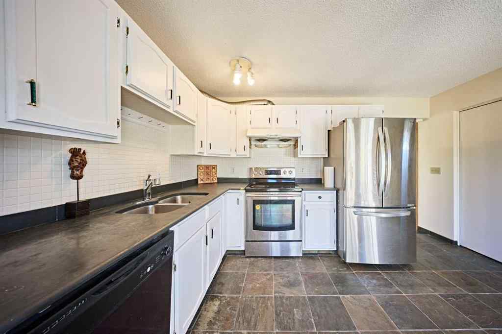 MLS® A2267132 - 16 Shawmeadows Crescent SW in Shawnessy Calgary, Residential
