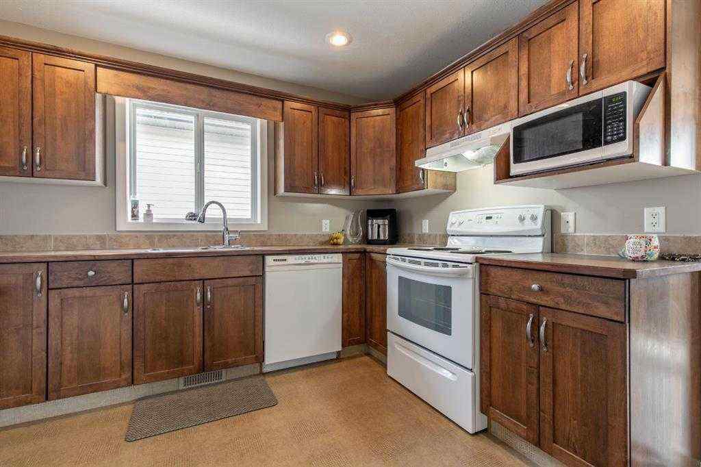 MLS® A2267162 - 3 Aberdeen Road W in West Highlands Lethbridge, Rental