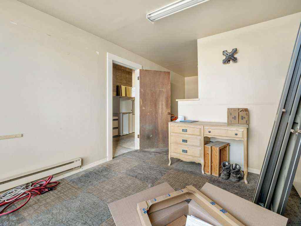 MLS® A2267163 - Unit #Unit D & F 2926 8 Avenue N in Shackleford Industrial Park Lethbridge, Commercial