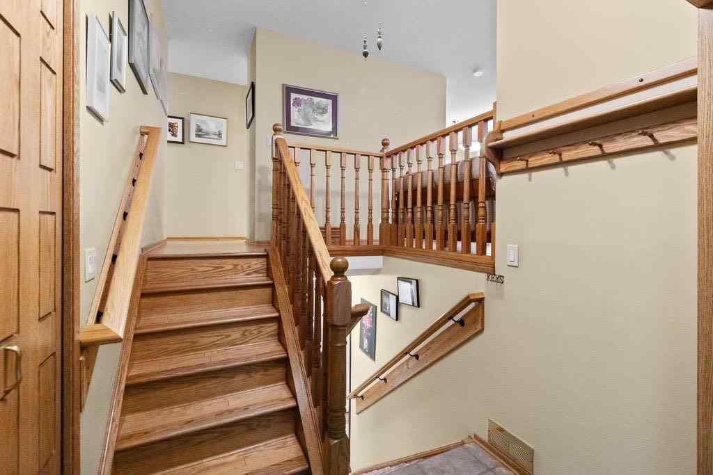 MLS® A2267181 - 3350 Oakwood Drive SW in Oakridge Calgary, Residential