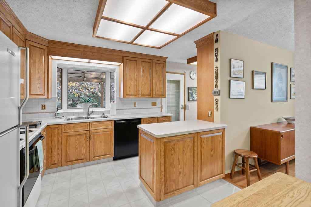 MLS® A2267181 - 3350 Oakwood Drive SW in Oakridge Calgary, Residential