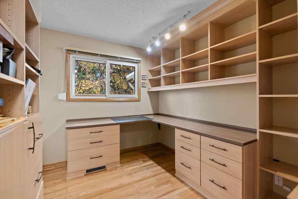 MLS® A2267181 - 3350 Oakwood Drive SW in Oakridge Calgary, Residential