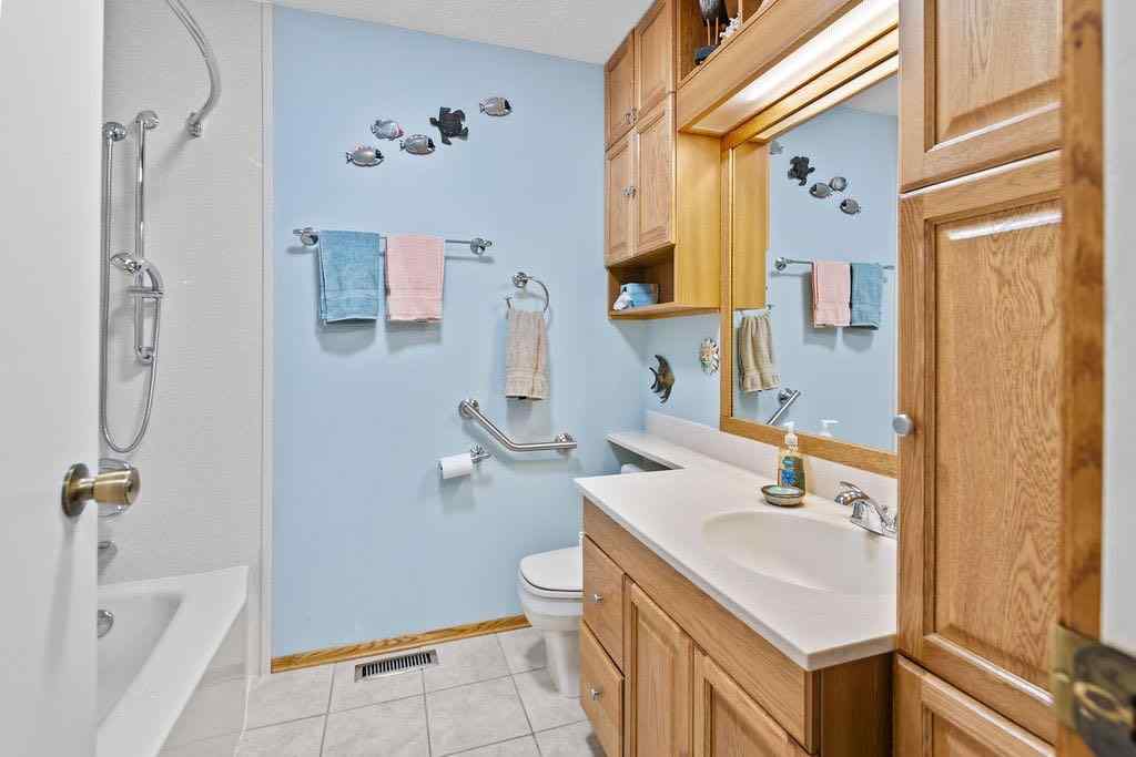 MLS® A2267181 - 3350 Oakwood Drive SW in Oakridge Calgary, Residential