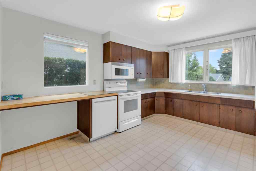 MLS® A2267193 - 2711 Crawford Road NW in Charleswood Calgary, Residential