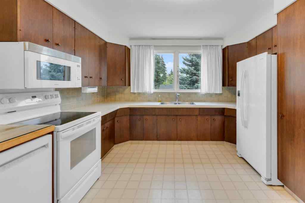 MLS® A2267193 - 2711 Crawford Road NW in Charleswood Calgary, Residential