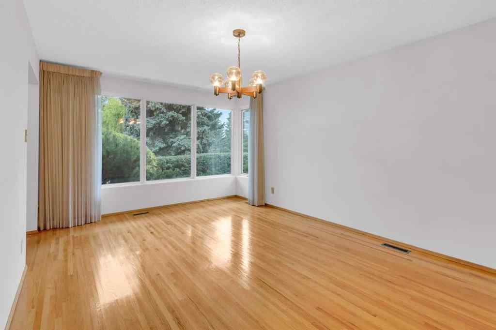 MLS® A2267193 - 2711 Crawford Road NW in Charleswood Calgary, Residential