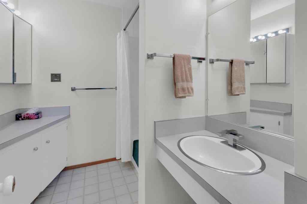 MLS® A2267193 - 2711 Crawford Road NW in Charleswood Calgary, Residential