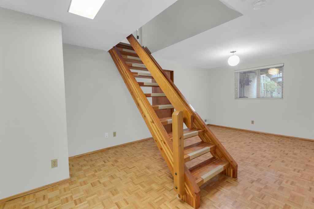 MLS® A2267193 - 2711 Crawford Road NW in Charleswood Calgary, Residential