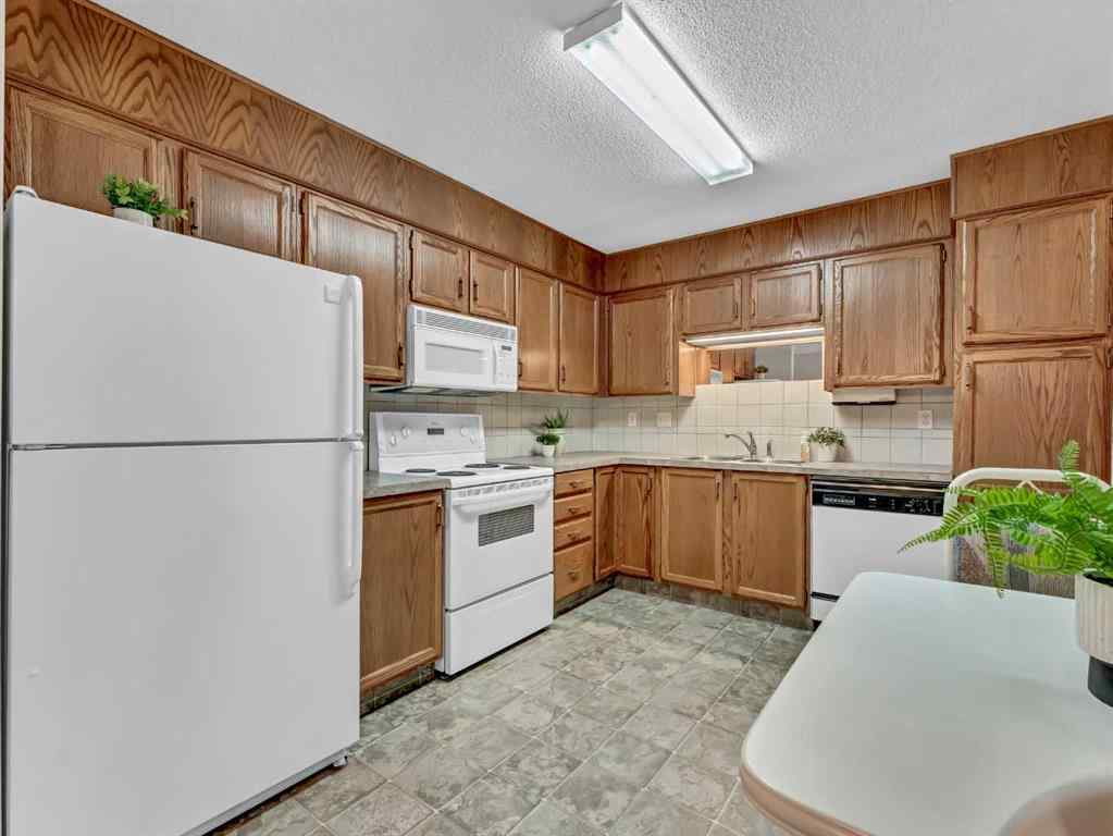 MLS® A2267205 - Unit #204 3090 15 Avenue SE in Crestwood-Norwood Medicine Hat, Residential