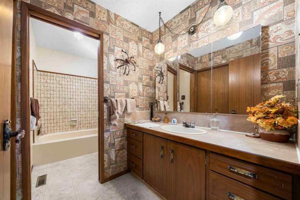 MLS® A2267225 - 1284 Parkview Drive NE in Northeast Crescent Heights Medicine Hat, Residential