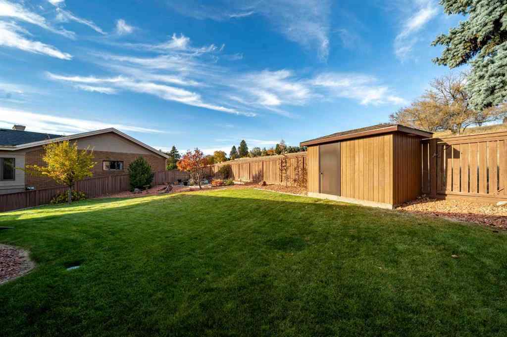 MLS® A2267225 - 1284 Parkview Drive NE in Northeast Crescent Heights Medicine Hat, Residential