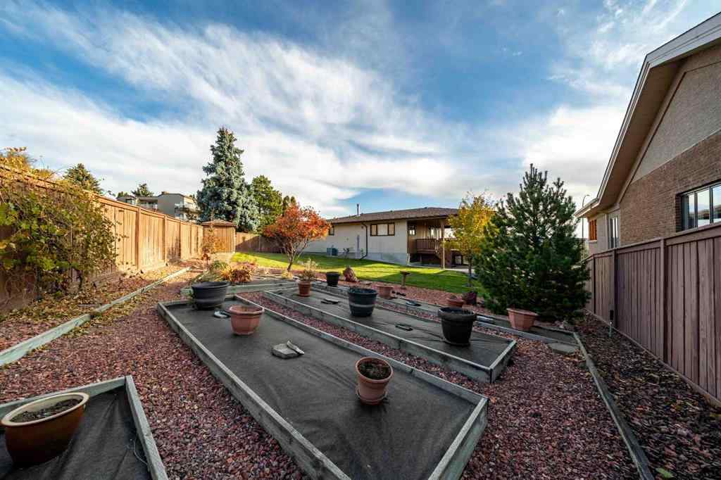 MLS® A2267225 - 1284 Parkview Drive NE in Northeast Crescent Heights Medicine Hat, Residential