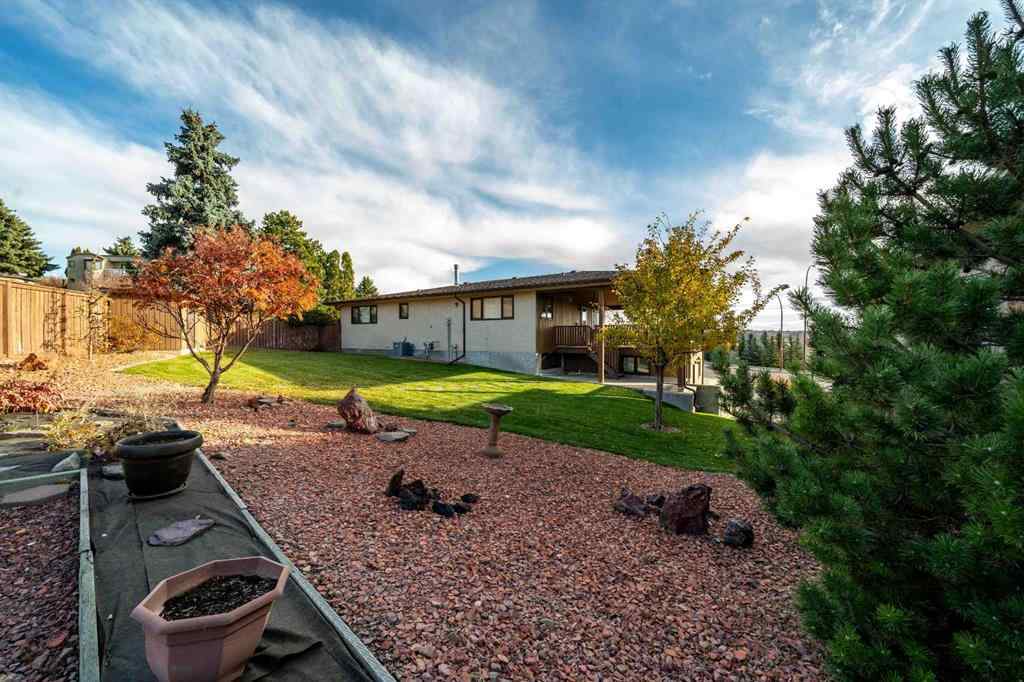 MLS® A2267225 - 1284 Parkview Drive NE in Northeast Crescent Heights Medicine Hat, Residential