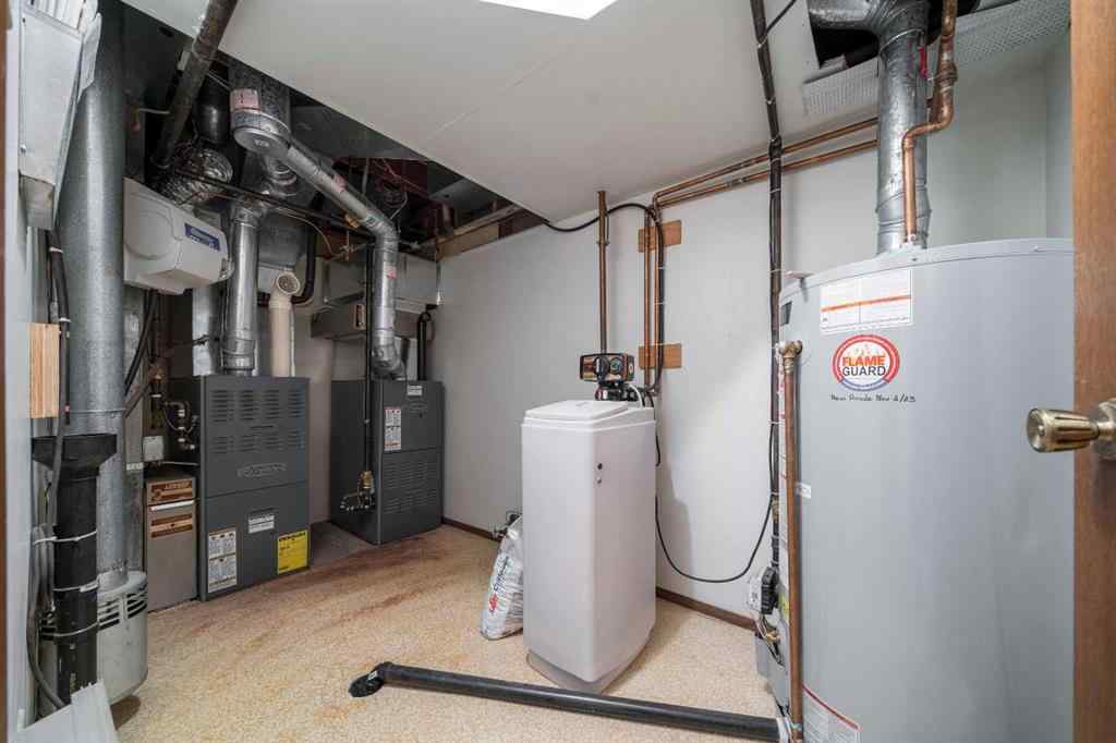 MLS® A2267225 - 1284 Parkview Drive NE in Northeast Crescent Heights Medicine Hat, Residential