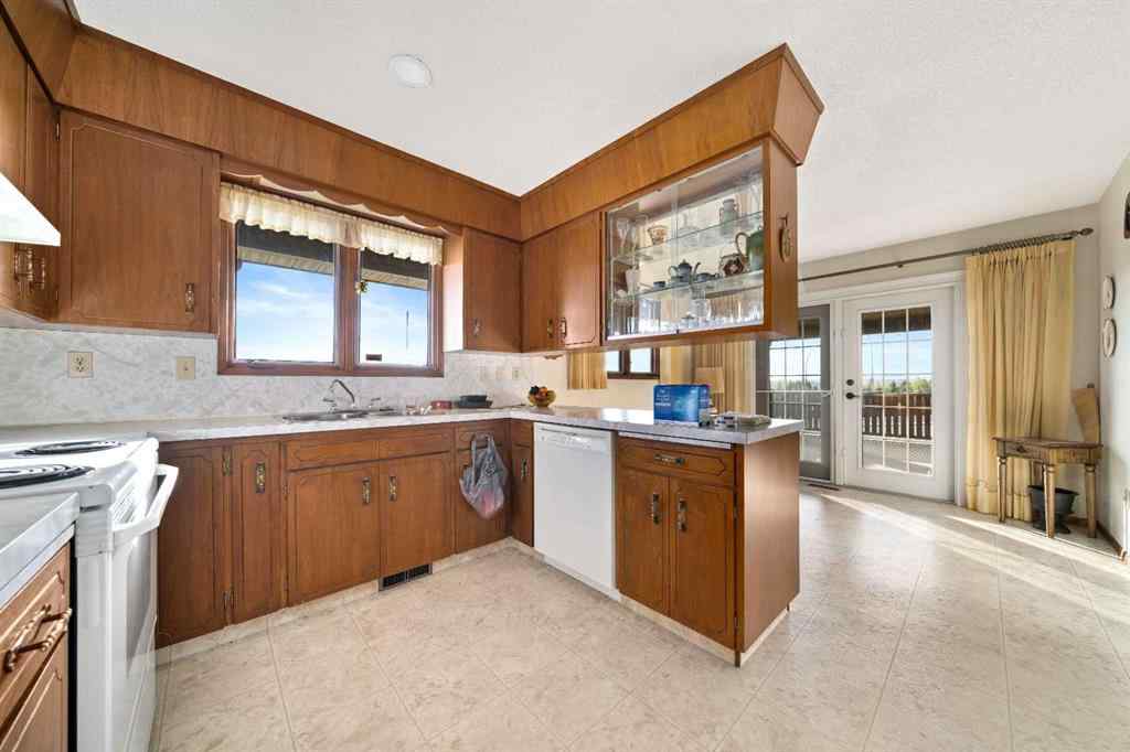 MLS® A2267225 - 1284 Parkview Drive NE in Northeast Crescent Heights Medicine Hat, Residential