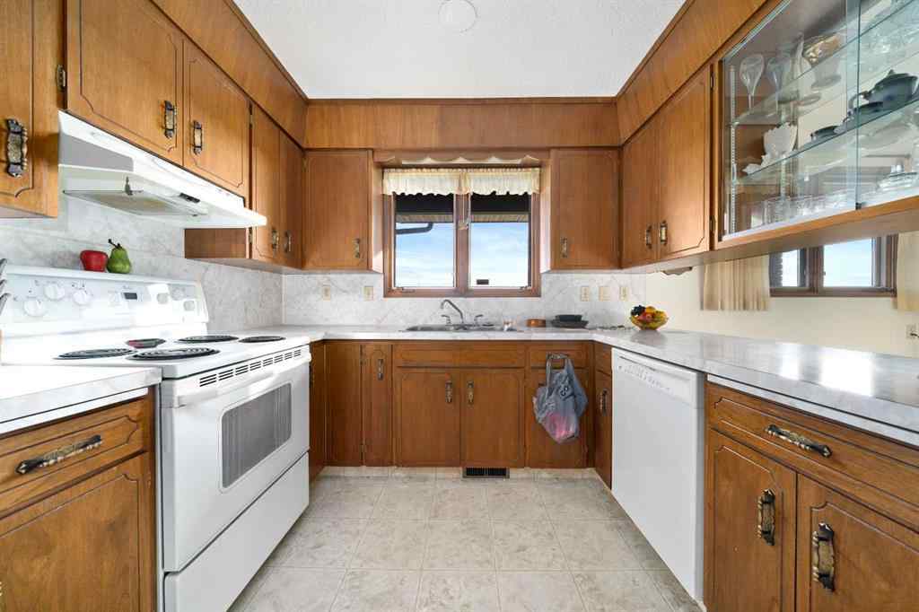 MLS® A2267225 - 1284 Parkview Drive NE in Northeast Crescent Heights Medicine Hat, Residential