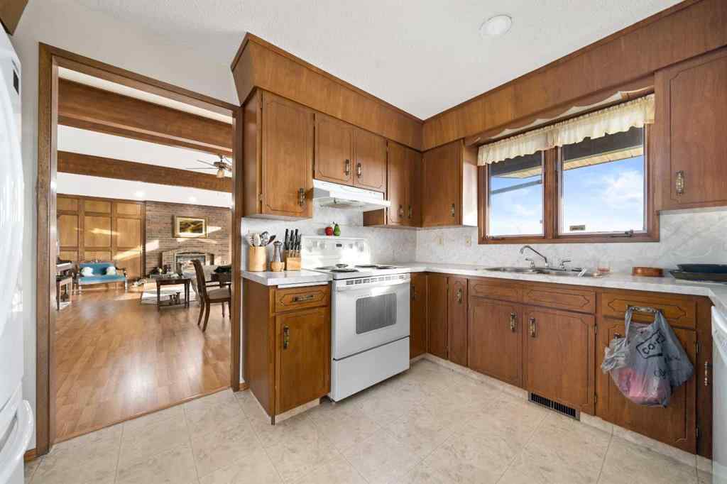 MLS® A2267225 - 1284 Parkview Drive NE in Northeast Crescent Heights Medicine Hat, Residential