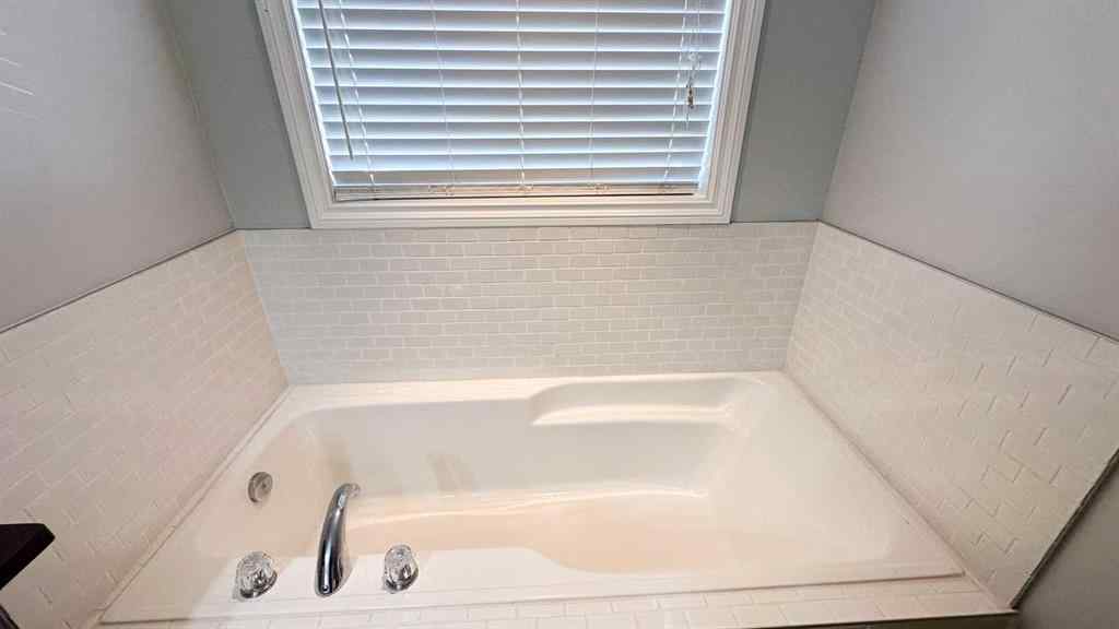 MLS® A2267286 - 211 11 Avenue NE in NONE Sundre, Residential