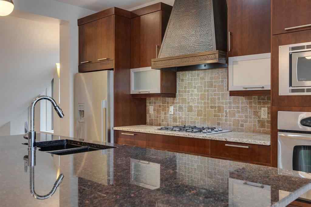 MLS® A2267290 - 2005 32 Avenue SW in South Calgary Calgary, Residential