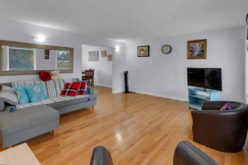 MLS® A2267300 - 5122 48 Street NW in Varsity Calgary, Residential