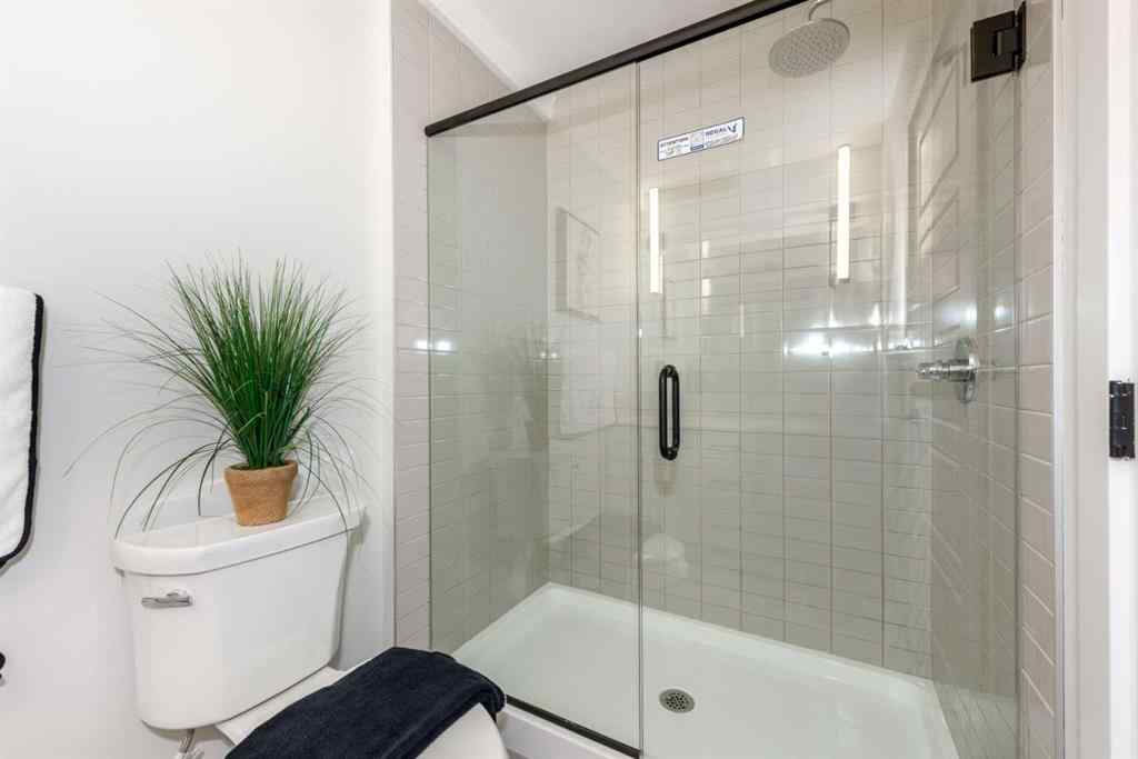 MLS® A2267343 - Unit #2 2635 1 Avenue  NW in West Hillhurst Calgary, Residential