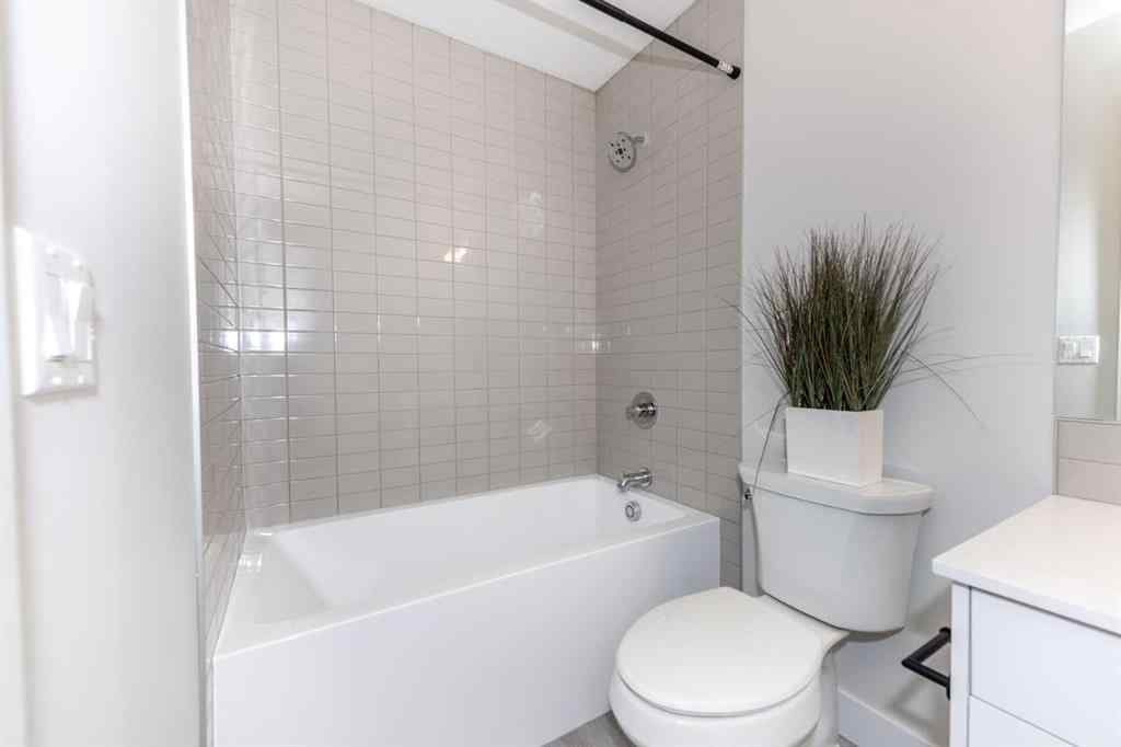 MLS® A2267343 - Unit #2 2635 1 Avenue  NW in West Hillhurst Calgary, Residential