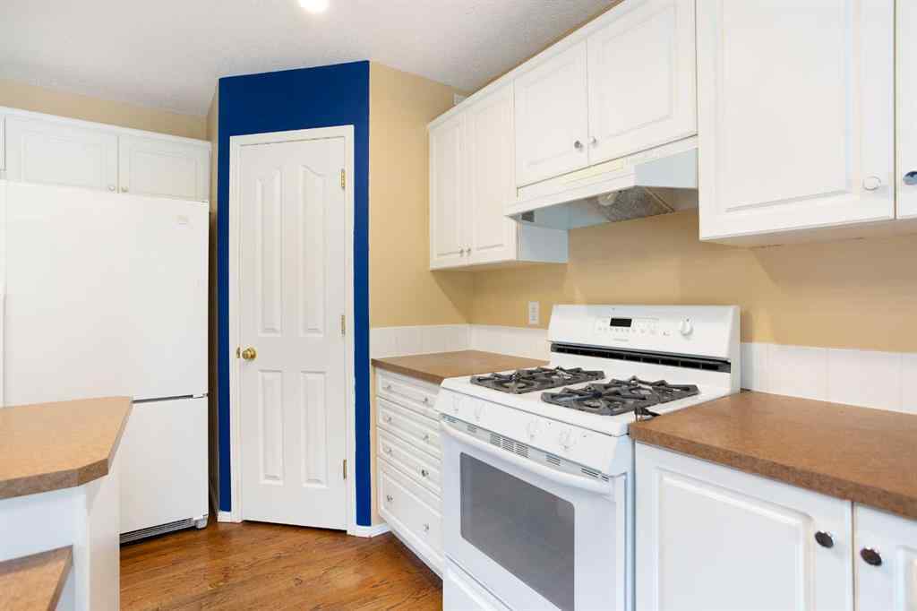 MLS® A2267356 - 29 Spring Crescent SW in Springbank Hill Calgary, Residential