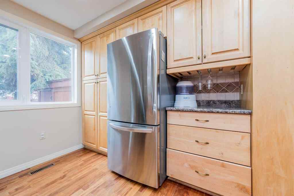 MLS® A2267392 - 9321 63 Avenue  in Country Club Estates Grande Prairie, Residential